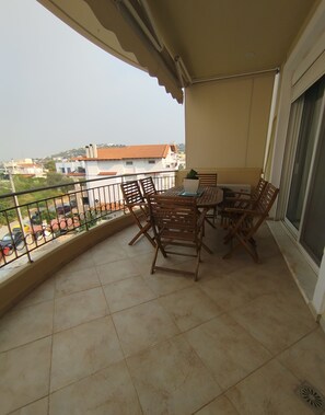 Outdoor dining - Classy 1-bedroom condo; WiFi, AC, home-office, playroom, sea view at Salamina (Salamina)