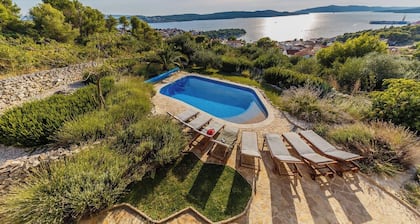 Villa with pool, no neighbours, walking distance to center, fantastic see view