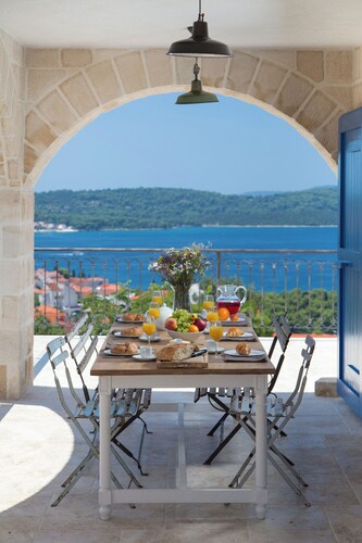 Villa with pool, no neighbours, walking distance to center, fantastic see view