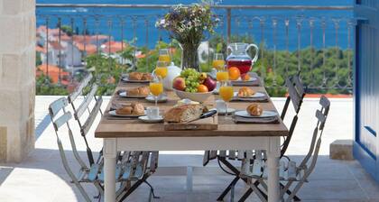 Villa with pool, no neighbours, walking distance to center, fantastic see view