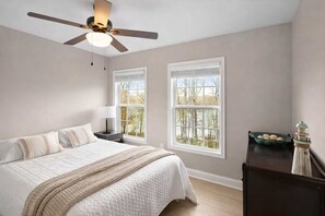 4 slaapkamers, een strijkplank/strijkijzer, wifi, beddengoed