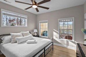 4 Schlafzimmer, Schreibtisch, Bügeleisen/Bügelbrett, WLAN