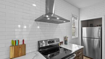 Frigorífico, microondas, horno y placa de cocina