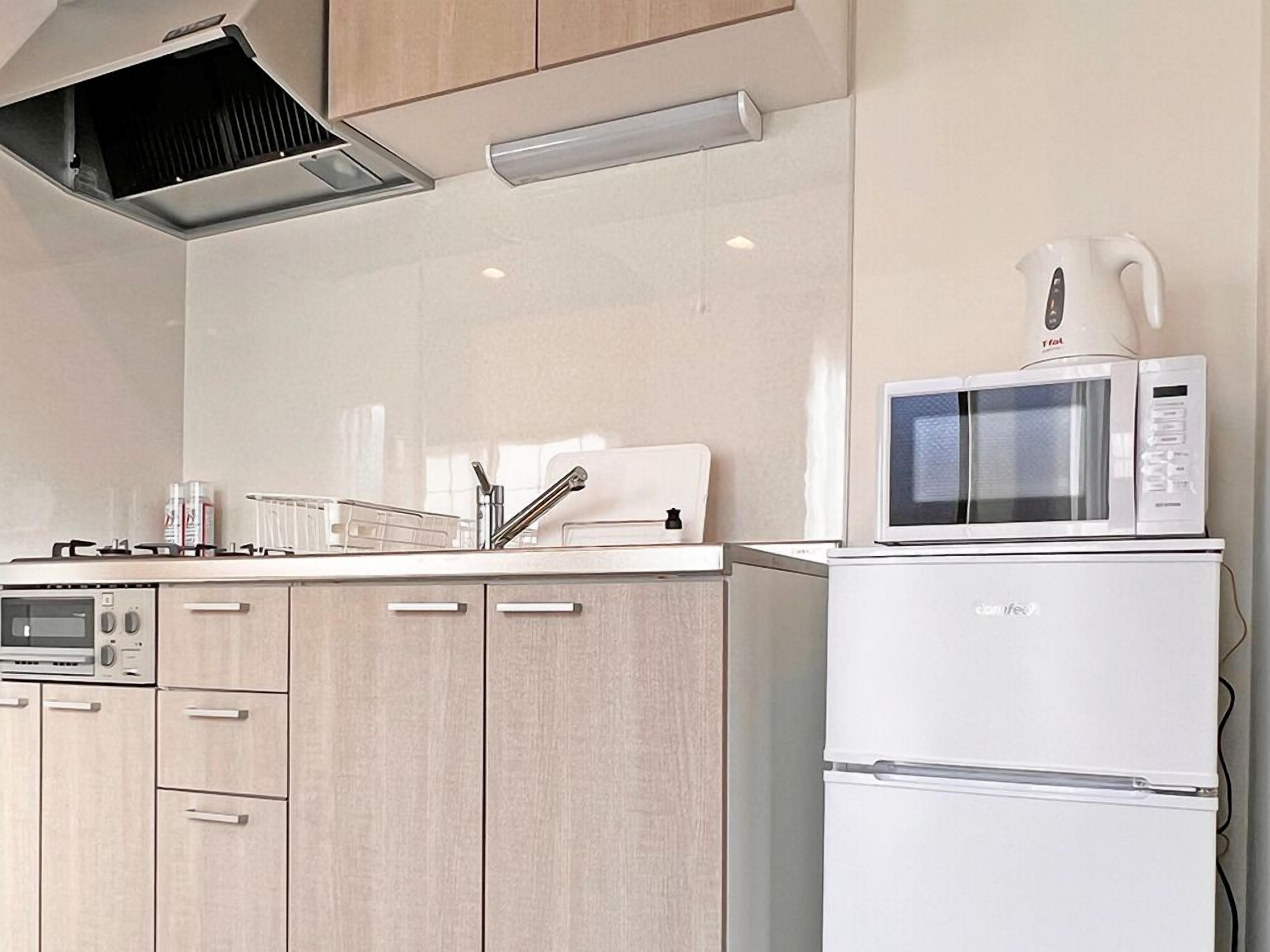 Classic Twin Room | Private kitchen | Fridge, microwave, oven, stovetop