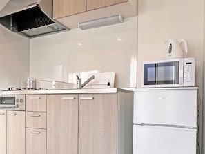 Klassieke Twin kamer | Privékeuken | Een koelkast, een microgolfoven, een oven, een kookplaat