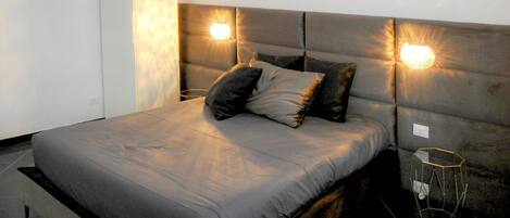 Desk, soundproofing, free WiFi