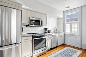 Réfrigérateur, four à micro-ondes, un four, surface de cuisson