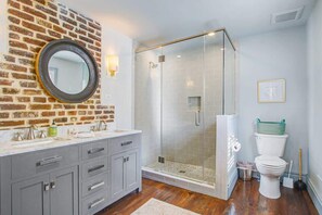 淋浴设施、吹风机、毛巾、肥皂