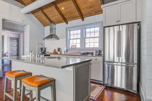 Réfrigérateur, micro-ondes, plaque de cuisson, lave-vaisselle