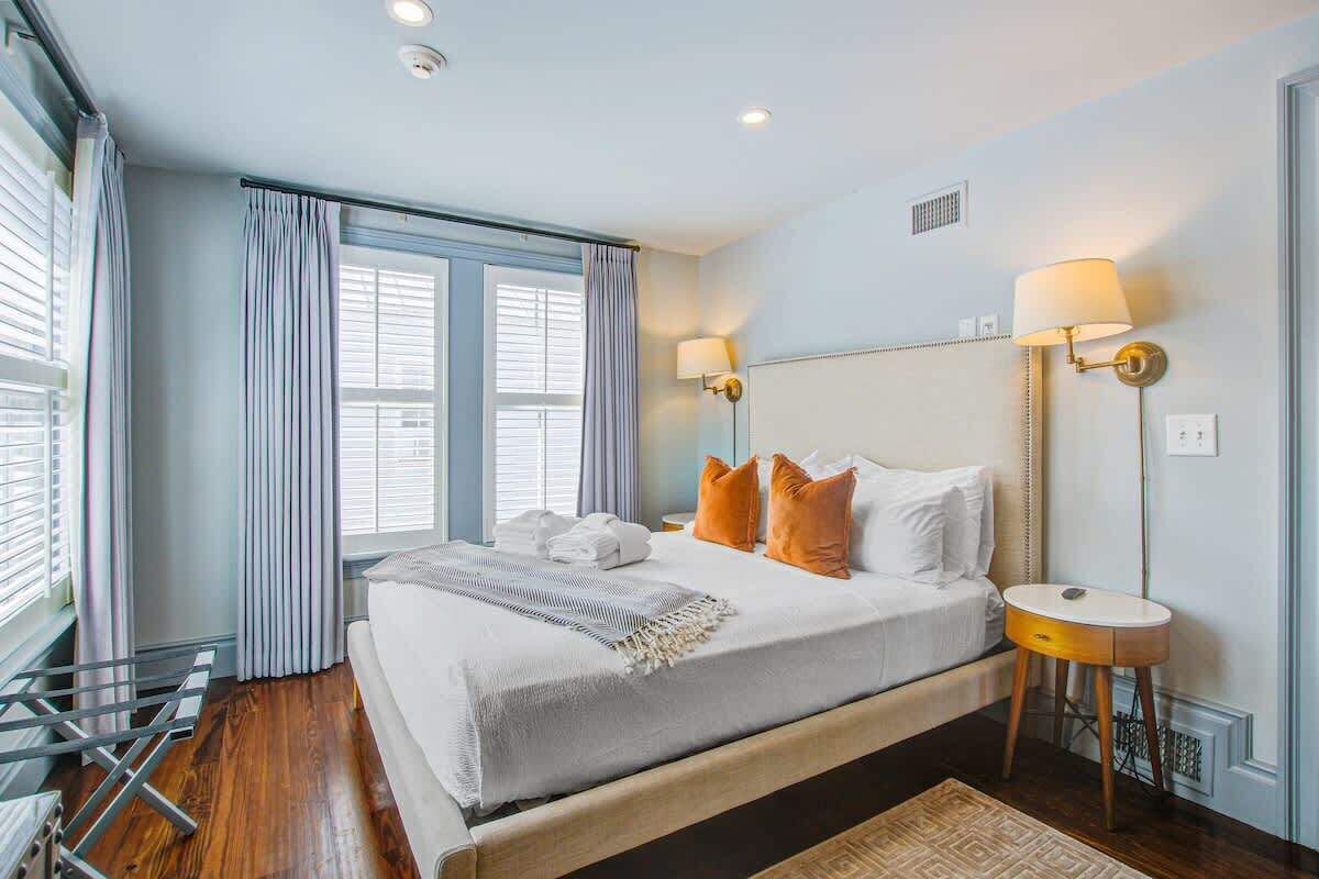 2 habitaciones, tabla de planchar con plancha, cuna de viaje y wifi 