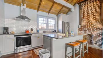 Fridge, microwave, stovetop, dishwasher