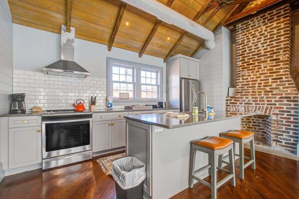 Fridge, microwave, stovetop, dishwasher