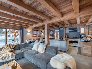 Fernseher, Kamin, Tischtennisplatte