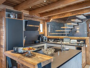 Wasserkocher mit Kaffee-/Teezubehör, Kühlschrank, Mikrowelle, Ofen
