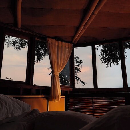 Traditional Loft, Hill View | Free WiFi