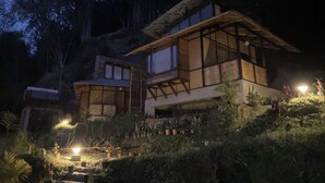 Traditional Loft, Hill View | Premium bedding, down comforters, blackout drapes, WiFi (free) - Art Mile Kalimpong (Kalimpong)