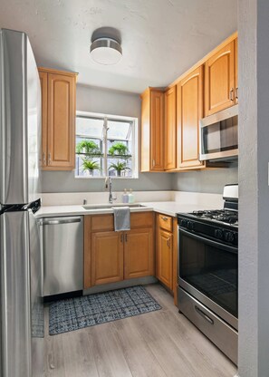 Refrigerador, microondas, horno y parrilla de estufa 