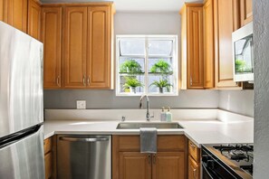 Kühlschrank, Mikrowelle, Ofen, Herdplatte