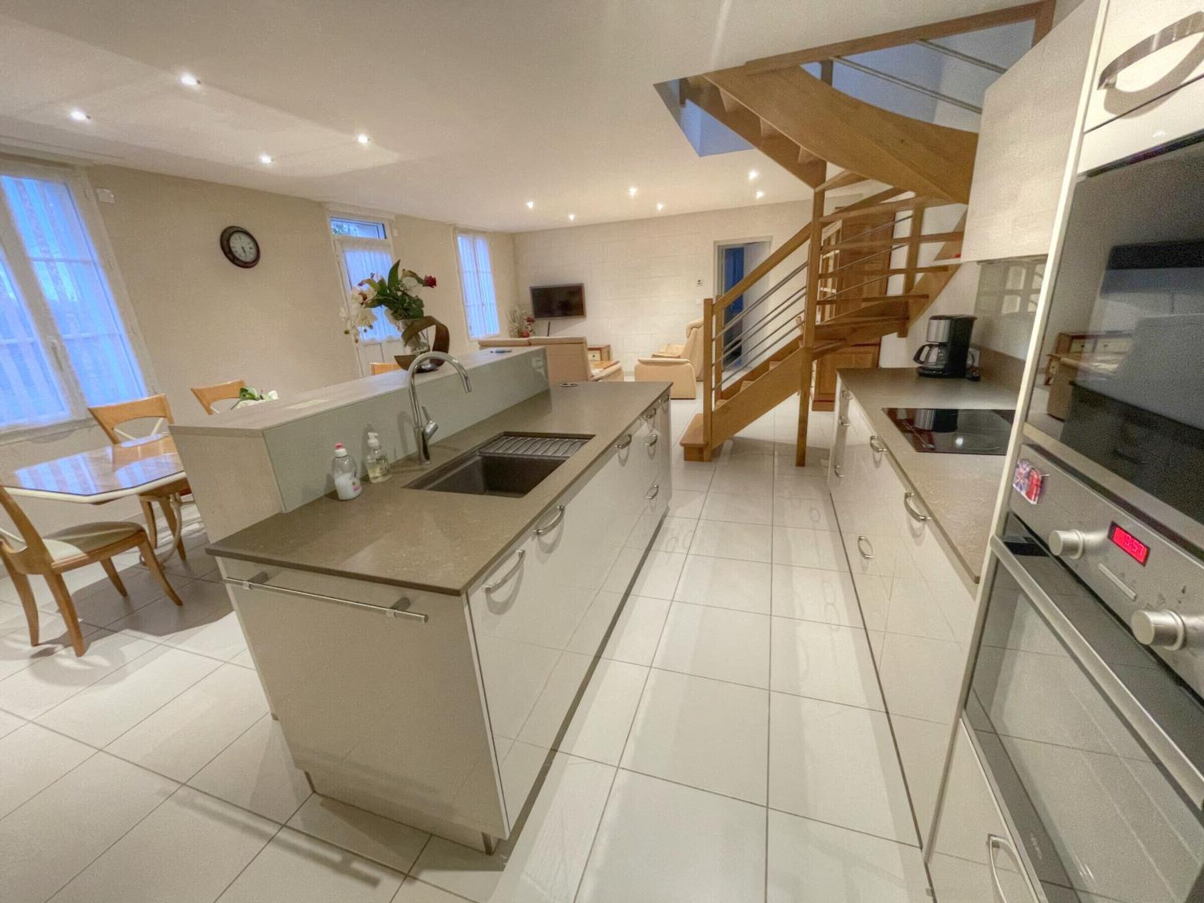 Réfrigérateur, micro-ondes, four, lave-vaisselle