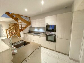 Refrigerador, microondas, horno y lavavajillas 