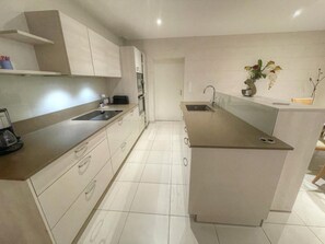 Refrigerador, microondas, horno y lavavajillas 