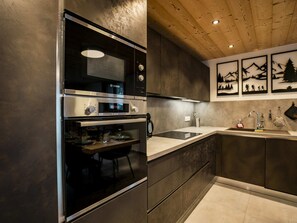 Kylskåp, mikrovågsugn, ugn och spishäll