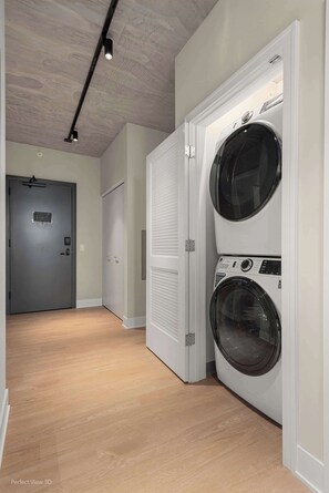 Interior - West Loop Oasis: Skyline Views + Prime Location (Chicago)