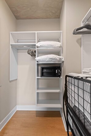 Interior - High-End West Loop 2BR + City Views & Walkability (Chicago)