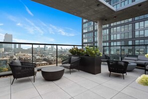 Terrace/patio - High-End West Loop 2BR + City Views & Walkability (Chicago)