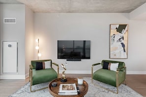 TV, stereo, offices - High-End West Loop 2BR + City Views & Walkability (Chicago)