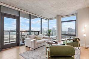 TV, stereo, offices - High-End West Loop 2BR + City Views & Walkability (Chicago)