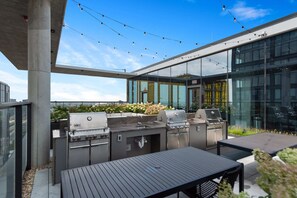 Outdoor dining - High-End West Loop 2BR + City Views & Walkability (Chicago)
