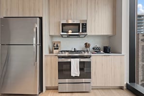 Coffee/tea maker, fridge, microwave, oven - High-End West Loop 2BR + City Views & Walkability (Chicago)