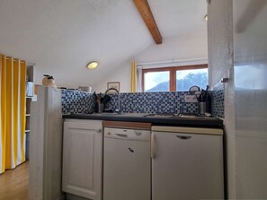 Refrigerador, parrilla de estufa, lavavajillas y cafetera y tetera 