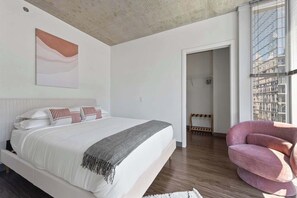 10 bedrooms, desk, iron/ironing board, travel crib - Prime 2BR Retreat: Urban Vibes + Views Await (Chicago)