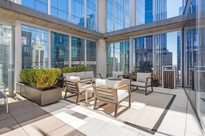 Outdoor dining - Prime 2BR Retreat: Urban Vibes + Views Await (Chicago)