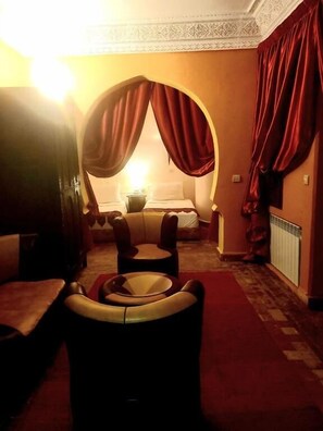 Familiesuite | 1 soveværelse, pengeskab på værelset, strygejern/strygebræt