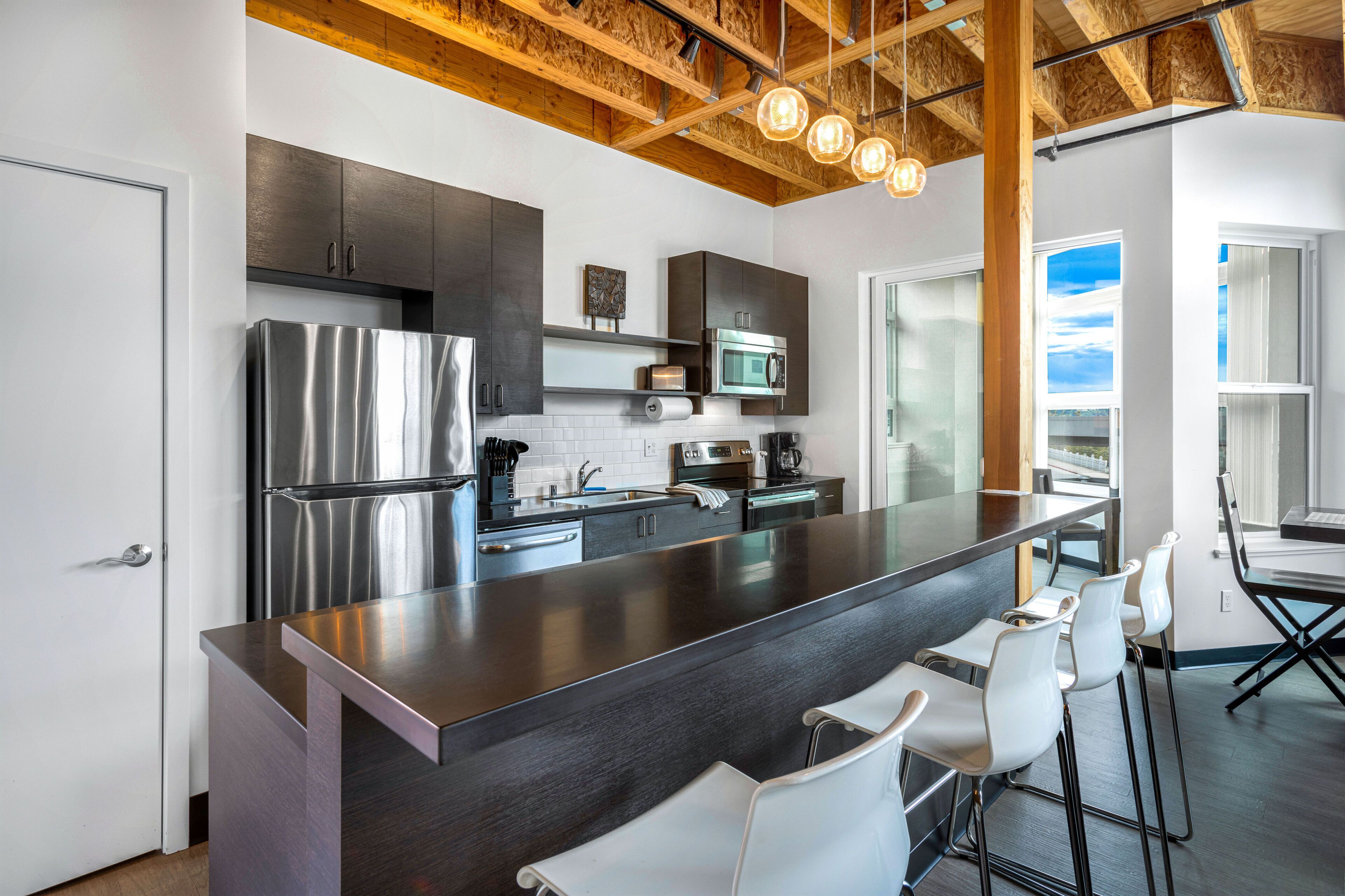 Réfrigérateur, micro-ondes, four, plaque de cuisson