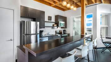 Réfrigérateur, micro-ondes, four, plaque de cuisson