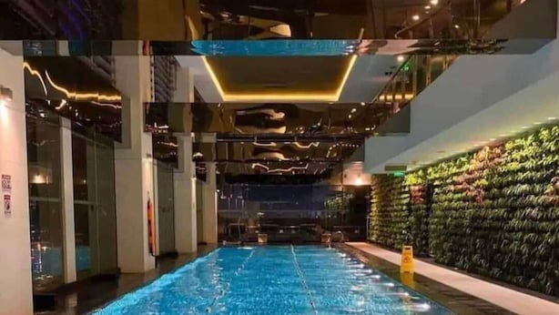 من حمّامات السباحة المغطاة، حمّام سباحة خارجي