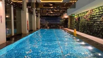 室內游泳池和室外游泳池