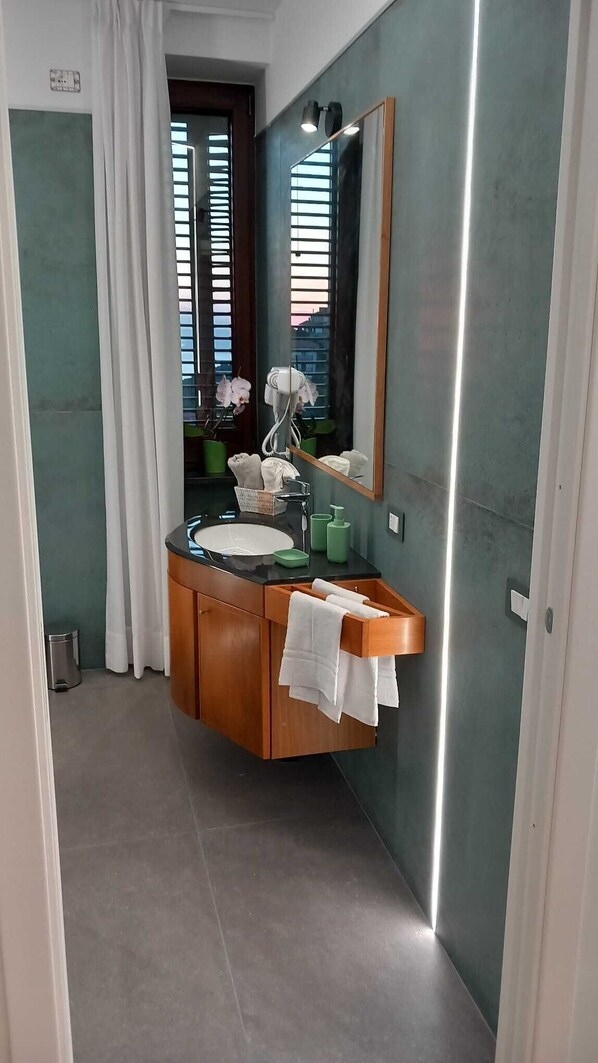Shower, hair dryer, bidet, towels - Sunshine guesthouse, brand new facility, relaxation in Amalfi-Sorrento coast  (Pimonte)