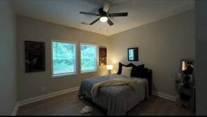 1 habitación, escritorio, tabla de planchar con plancha y cuna de viaje 