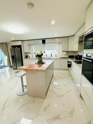 Microwave, oven, dishwasher - Charming 3-bedroom property with free WiFi and parking near Kildare village (County Kildare)