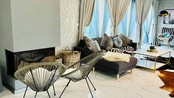 Una Smart TV, una chimenea