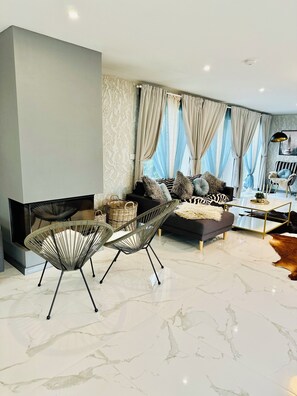 Smart TV, fireplace - Charming 3-bedroom property with free WiFi and parking near Kildare village (County Kildare)