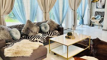 Una Smart TV, una chimenea