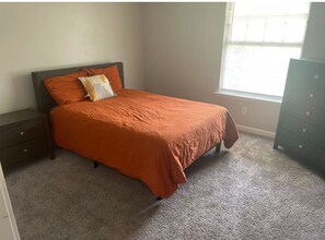 2 makuuhuonetta, työpöytä, silitysrauta/-lauta, vauvan matkasänky