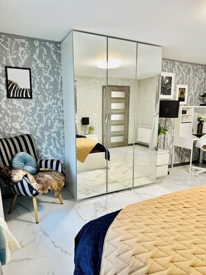 3 bedrooms, desk, iron/ironing board, free WiFi