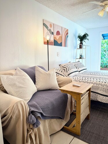 Charming Studio in Great Location, under 10 minutes to beach, downtown, airport